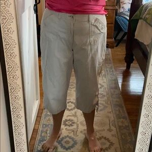 Gloria Vanderbilt khaki cargo type capris